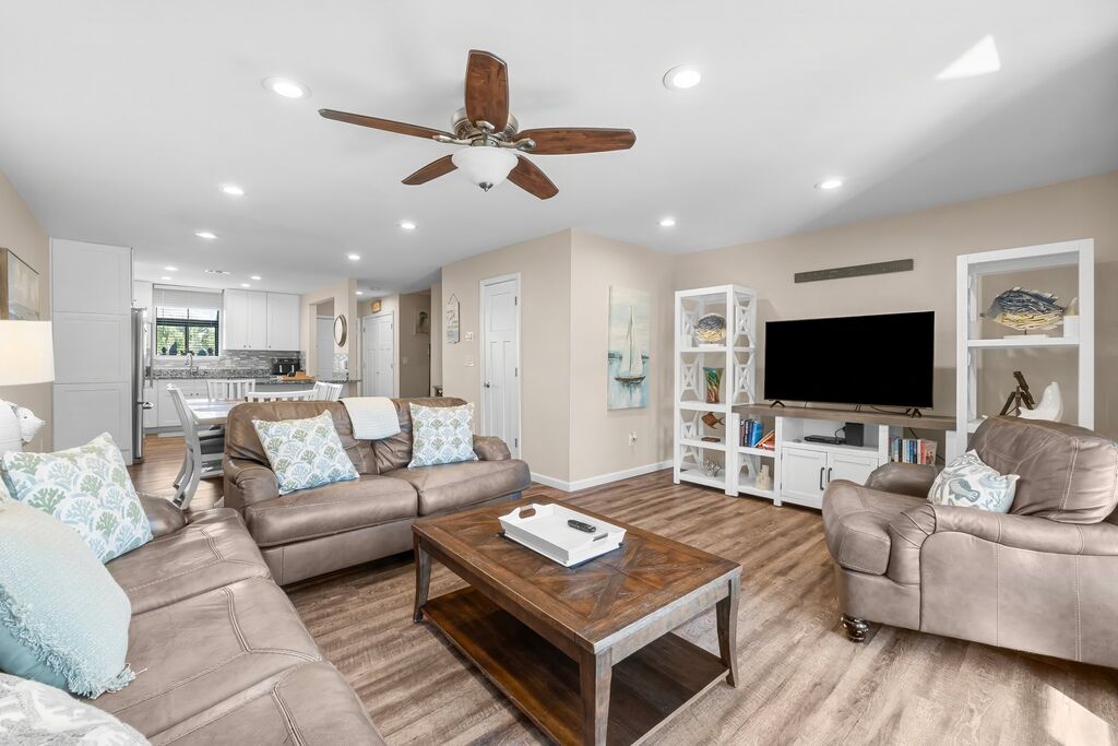 2 Condominium vacation rental located in Destin 1