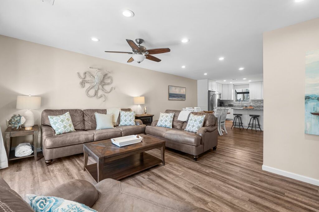 2 Condominium vacation rental located in Destin 1