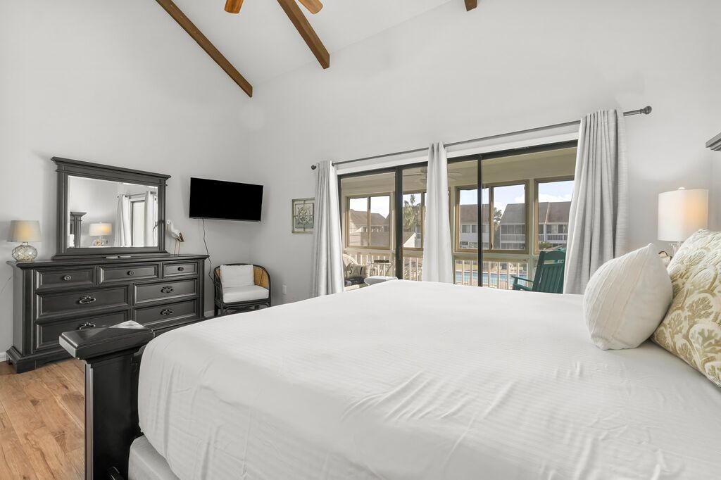 2 Condominium vacation rental located in Destin 1