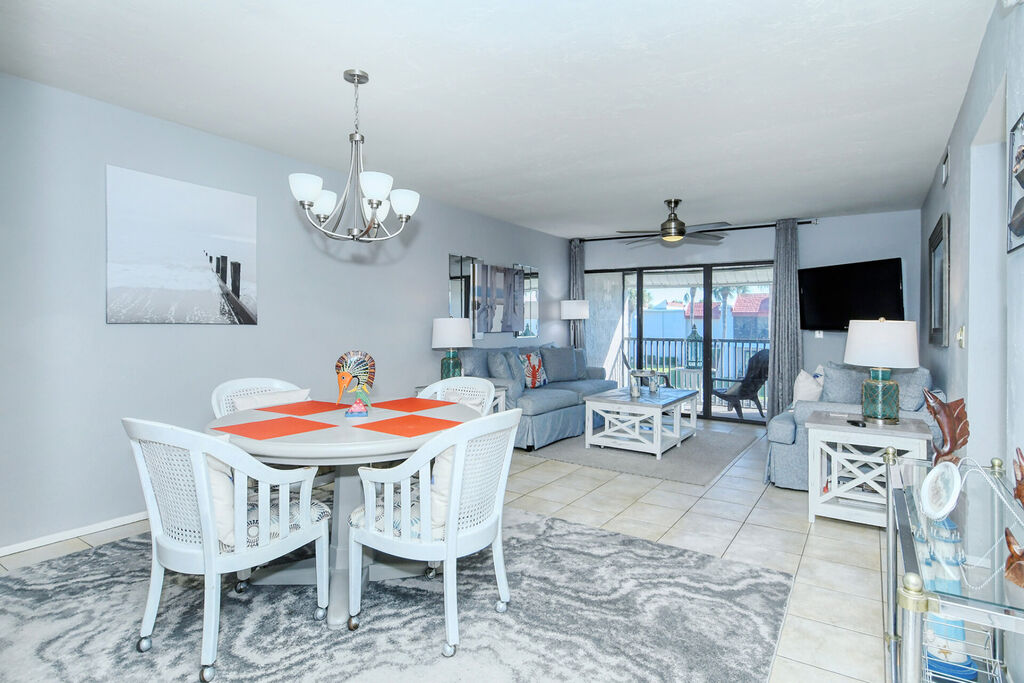 2 Condominium vacation rental located in Anna Maria Island 1